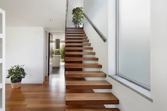 Escalier en bois en cours de construction dans un int&eacute;rieur r&eacute;sidentiel