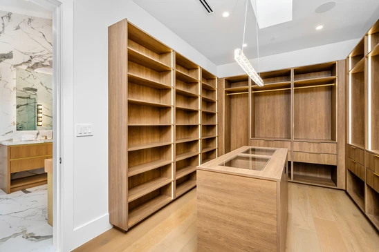 Meuble de cuisine en bois massif avec tiroirs et placards, pr&eacute;sentant un veinage naturel apparent et finition artisanale