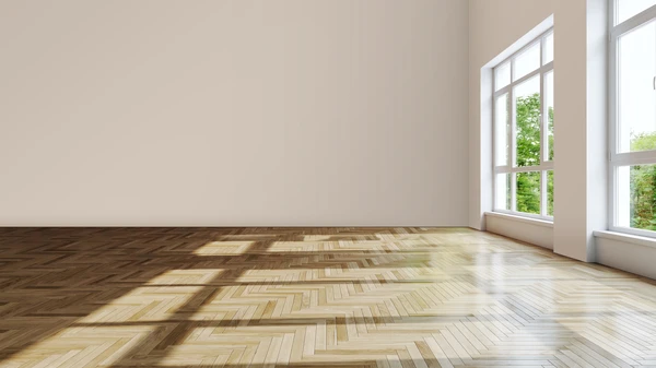 Sc&egrave;ne d'int&eacute;rieur sur plancher en bois massif avec casque de chantier jaune et outils de menuiserie dispos&eacute;s sur parquet naturel