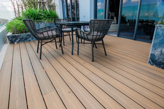 Surface de terrasse en lames de bois composite ou bois trait&eacute;, installation en ext&eacute;rieur avec finition lisse et uniforme